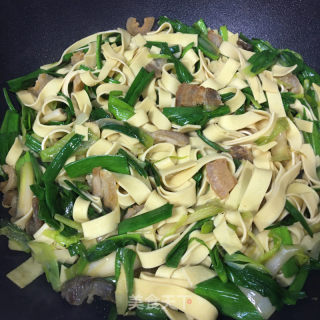 油渣青蒜炒豆皮的做法步骤：8