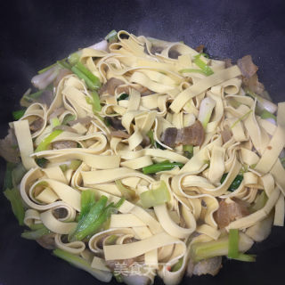 油渣青蒜炒豆皮的做法步骤：7