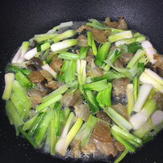 油渣青蒜炒豆皮的做法步骤：6