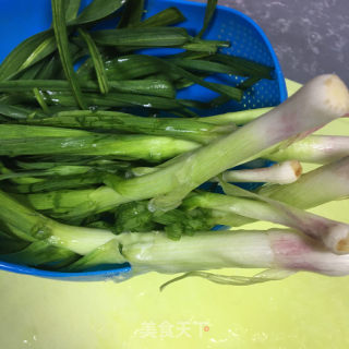 油渣青蒜炒豆皮的做法步骤：3