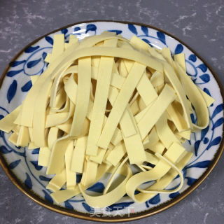 油渣青蒜炒豆皮的做法步骤：1