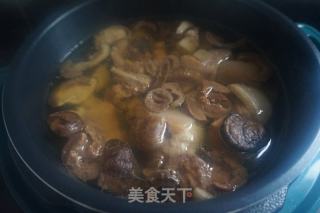 莴笋香菇蹄髈汤的做法步骤：9