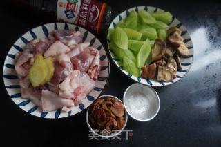 莴笋香菇蹄髈汤的做法步骤：1