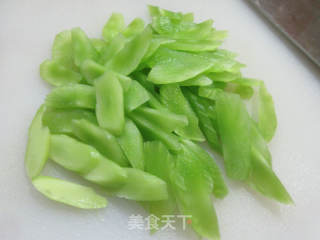 香卤鸭肫炒莴笋的做法步骤：4