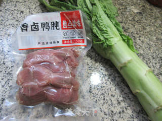 香卤鸭肫炒莴笋的做法步骤：1