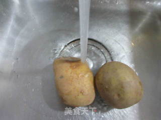 蛋饺烧土豆的做法步骤：2
