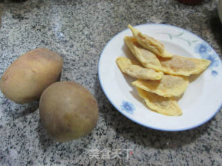 蛋饺烧土豆的做法步骤：1