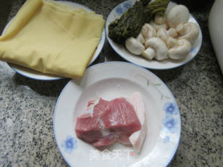 咸菜猪肉蘑菇馅千张包的做法步骤：1