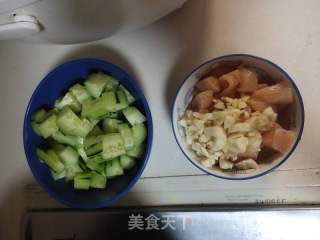 鸡胸肉炒黄瓜的做法步骤：1