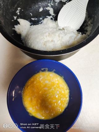 鸡蛋白菜丁炒饭的做法步骤：1