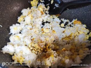 鸡蛋白菜丁炒饭的做法步骤：4