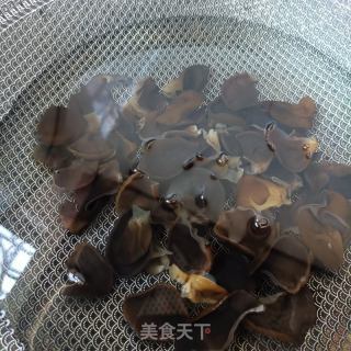 木耳枸杞芽拌蛋的做法步骤：1