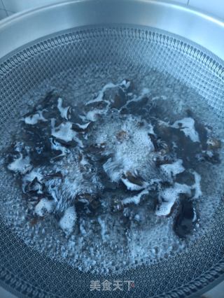 木耳枸杞芽拌蛋的做法步骤：2