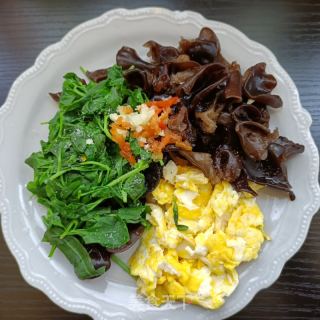 木耳枸杞芽拌蛋的做法步骤：16