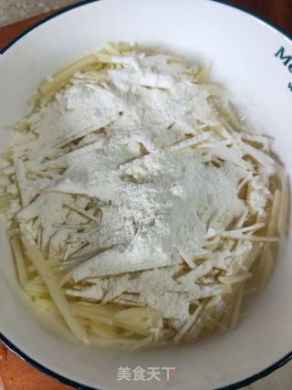 葱花土豆鸡蛋饼的做法步骤：5