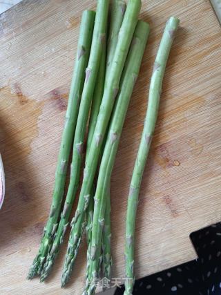 清煮芦笋的做法步骤：1
