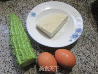 苦瓜鸡刨豆腐的做法步骤：1