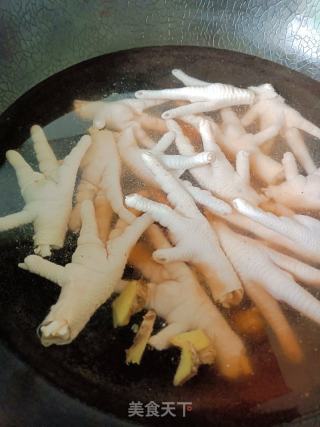 蒜香鸡爪的做法步骤：1