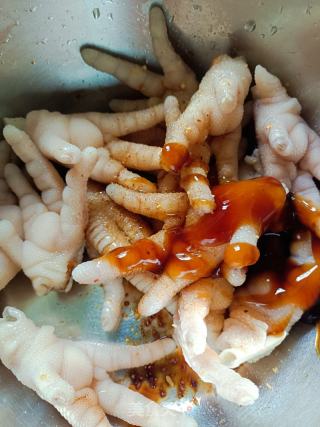 蒜香鸡爪的做法步骤：2