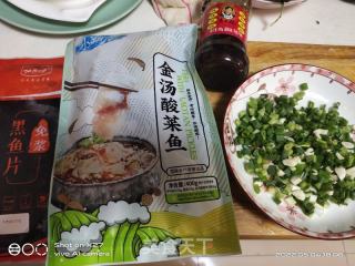 葱爆酸菜鱼的做法步骤：1