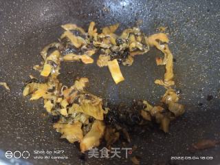 葱爆酸菜鱼的做法步骤：2