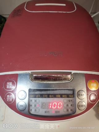 葱香皮蛋瘦肉粥的做法步骤：1