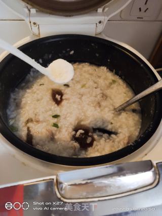 葱香皮蛋瘦肉粥的做法步骤：6