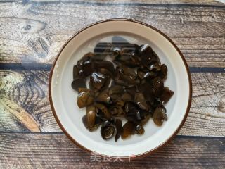 洋葱木耳拌驴肉的做法步骤：2