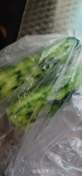 凉拌香辣青瓜木耳的做法步骤：2