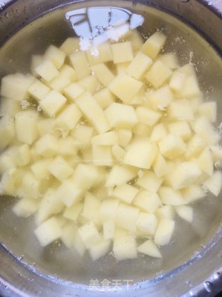 牛肉胡萝卜土豆焖饭的做法步骤：2