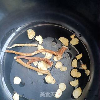 西洋参竹荪乌鸡汤的做法步骤：4
