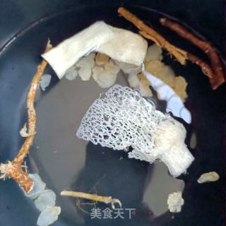 西洋参竹荪乌鸡汤的做法步骤：6