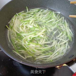西葫芦拌乌鸡的做法步骤：3