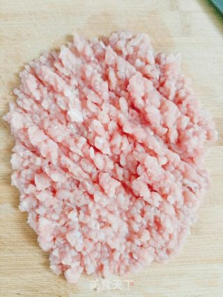 油豆腐塞肉的做法步骤：1