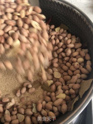 盐焗花生米的做法步骤：2