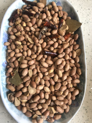 盐焗花生米的做法步骤：3