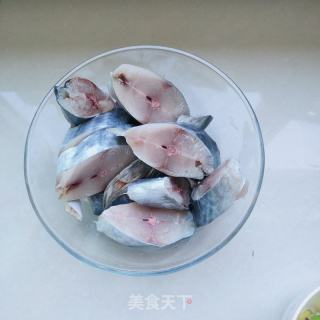 洋葱烧鲅鱼的做法步骤：1