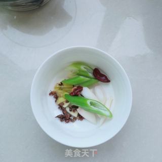洋葱烧鲅鱼的做法步骤：2