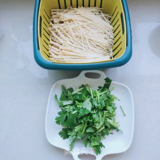 金针菇拌香菜的做法步骤：1