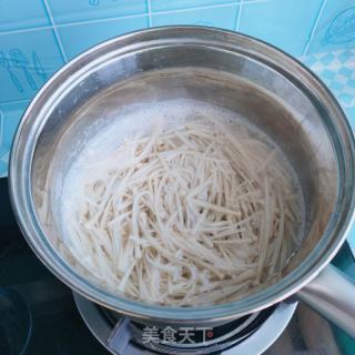 金针菇拌香菜的做法步骤：4