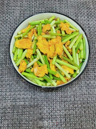 蒜苔炒鸡蛋的做法