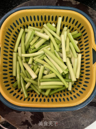 蒜苔炒鸡蛋的做法步骤：1