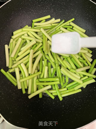 蒜苔炒鸡蛋的做法步骤：7