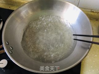 卷心菜炒水晶粉丝的做法步骤：1