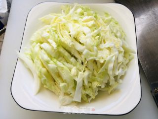 卷心菜炒水晶粉丝的做法步骤：2