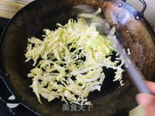 卷心菜炒水晶粉丝的做法步骤：3