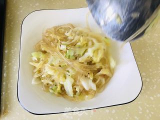 卷心菜炒水晶粉丝的做法步骤：10
