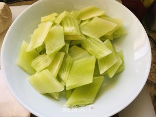 莴笋炒鸡蛋的做法步骤：1