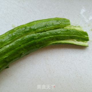 黄瓜金针菇拌乌鸡腿的做法步骤：1
