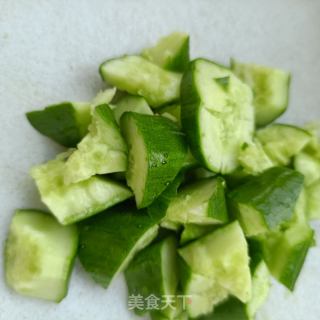 黄瓜金针菇拌乌鸡腿的做法步骤：2